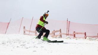 Erzurum Palandöken'de babaların kayak yarışı
