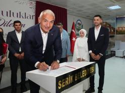 Bakan Ersoy, Antalyalı çiftin nikah şahidi oldu