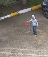 5 yaşındaki Miraç, evden çıkıp yere düşen Türk bayrağını aldı;  on anlar kamerada
