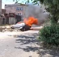 Sanayi sitesinde tamir için bırakılan otomobil yandı