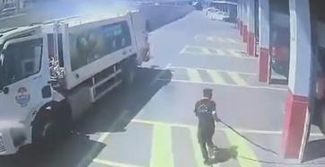 Yangın çıkan çöp kamyonunu itfaiye istasyonuna götürdü; o anlar kamerada