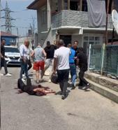 Eşini sokak ortasında bıçaklayan şüpheliye linç girişimi