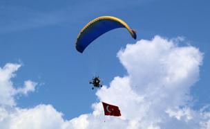 Yamaç paraşütçüleri jandarmanın kuruluşunu kutladı