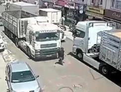 TIR'ın çarptığı yaya öldü; kaza kamerada