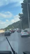 Maltepe'de trafikte kalan ambulansa fermuar yöntemiyle yol verdiler
