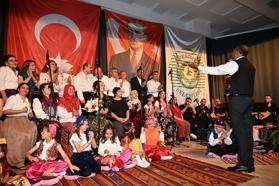 Demirci'de Kaymakam ve Belediye Başkanı'ndan konserde canlı performans
