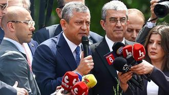 Özgür Özel, Meclis kapısında toplanan kalabalığa hitap etti