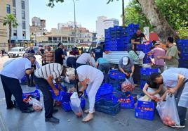 Alıcı bulamadığı 4 ton domatesi ücretsiz dağıttı