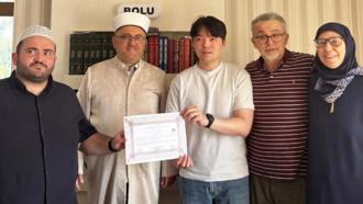 İslam’ı araştıran Güney Koreli Seungjın Hong, Müslüman oldu