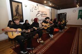 İnegöl Belediyesi’nin gitar kursu kursiyerleri sertifikalarını aldı