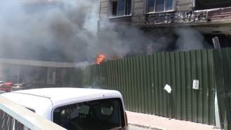 Küçükçekmece'de tahliye edilen binada yangın; D-100 yan yolda yoğunluk oluştu