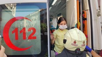 Gaziosmanpaşa'da yangında kurtarıldı; merak ettiği kardeşleriyle ambulansta buluşturuldu