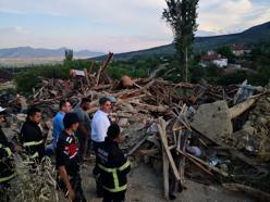 Kerpiç ev çöktü, karı- koca yaralandı
