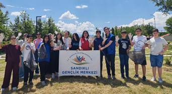 Dünya Çevre Günü'nü temizlik ve müzikle kutladılar