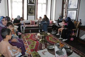 Çocuklar, aileleriyle kütüphanede buluştu