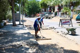 Balat Mahallesi'nde yol için taş döşeme çalışmalarını sürürüyor