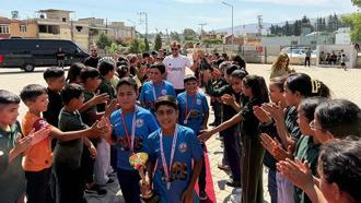 Bocce bowlingde derece yapan öğrencilere kırmızı halıda karşılama