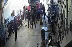 Tamir ettikleri TIR'ın altında kalan baba ve oğlunu, komşu esnaf kurtardı: olay kamerada