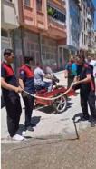 Traktörün tekerleğinden çıkarılan yılan, doğal yaşam alanına bırakıldı