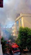 Tuzla'da 4 katlı binanın çatısında çıkan yangın yandaki apartmana sıçradı