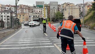 Şişli Bomonti Tünel çıkışında kamyonet devrildi; yol trafiğe kapandı
