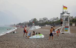 Yağmura aldırmadan yüzmeye devam ettiler