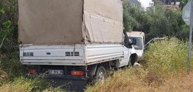 Çarpışan 2 araç bahçeye uçtu