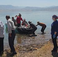 Siirt’te bahçede fenalaşan hasta, tekneyle ambulansa ulaştırıldı