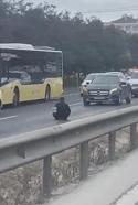 Büyükçekmece'de D-100'de elinde bıçakla polisi harekete geçirdi; trafik yoğunluğu oluştu