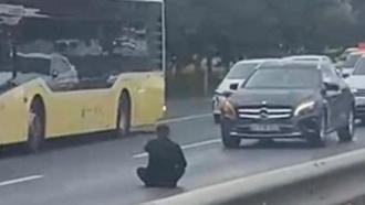 Büyükçekmece'de D-100'de elinde bıçakla polisi harekete geçirdi; trafik yoğunluğu oluştu