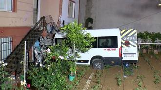 Çekmeköy'de servis minibüsü evin bahçesine uçtu: 1 yaralı