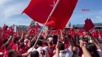 Türk taraftarlar, Vancouver'da coşkuyla maç saatini bekliyor