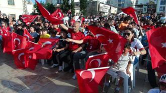 Kilis’te vatandaşlar milli takım maçını sokaktan takip etti