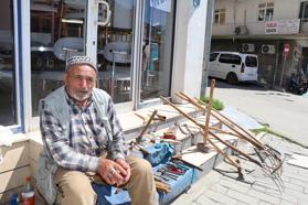 Yıllarca kullandığı tarım aletlerini kaldırımda satışa çıkardı