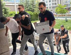 Otomobilin vites körüğünde uyuşturucu sevkiyatı; 2 tutuklama