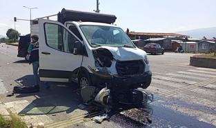 Kamyonet ile motosikletin çarpıştığı kazada 2 kardeş yaralandı