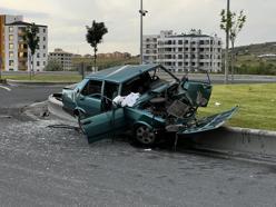 Kayseri’de otomobil refüje çarptı: 4 yaralı