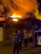 Gaziosmanpaşa’da 3 gecekondu alev alev yandı