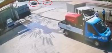 Devrilen motosikletin sürücüsü otomobilin altında kalmaktan son anda kurtuldu