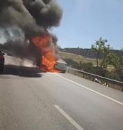 Küçükçekmece TEM Otoyolu'nda otomobil alev alev yandı; yol trafiğe kapatıldı
