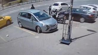 Fatih'te araçta eşini bekleyen Rumen turistin çantasını çaldılar; içindekileri alıp geri bıraktılar