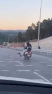Ümraniye'de seyir halindeki motokuryenin tehlikeli yolculuğu kamerada