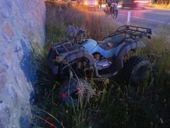 Arızalanan ATV'nin tamirine yardım ederken, otomobil çarptı: 1 yaralı