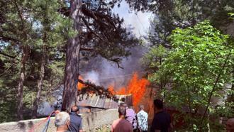 Yayla evinde çıkan yangın ormana sıçramadan söndürüldü