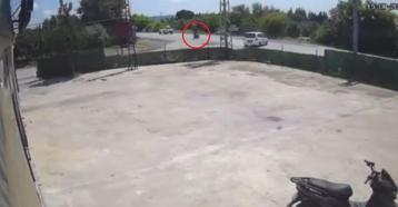 Hafif ticari araç ile motosiklet çarpıştı; 2 yaralı, kaza kamerada