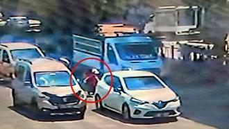 Yolun karşısına geçmeye çalışırken 2 aracın altında kalan Halil kurtarılamadı