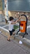 Sokaktaki çöpleri toplayıp kutuya atan minik Aras'a belediyeden hediye