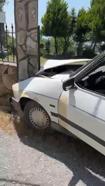 Duvara çarpan otomobildeki 3 kişi yaralandı