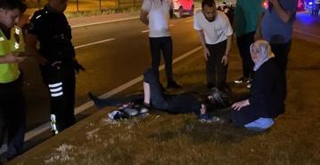 Kaza yerine gelen anne, yaralı oğlunun elini tutarak moral verdi