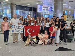 İtalya'da tarih yazan yüzücü Eda'ya İzmir'de coşkulu karşılama